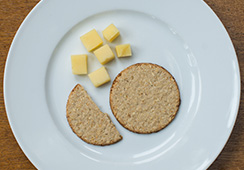 1½ oatcakes and 18g cheese cubes