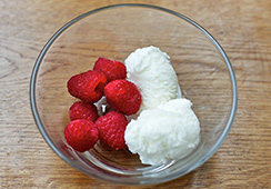 6 raspberries, 2 heaped tablespoons ice cream
