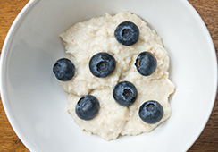 6½ tablespoons porridge and 7 blueberries
